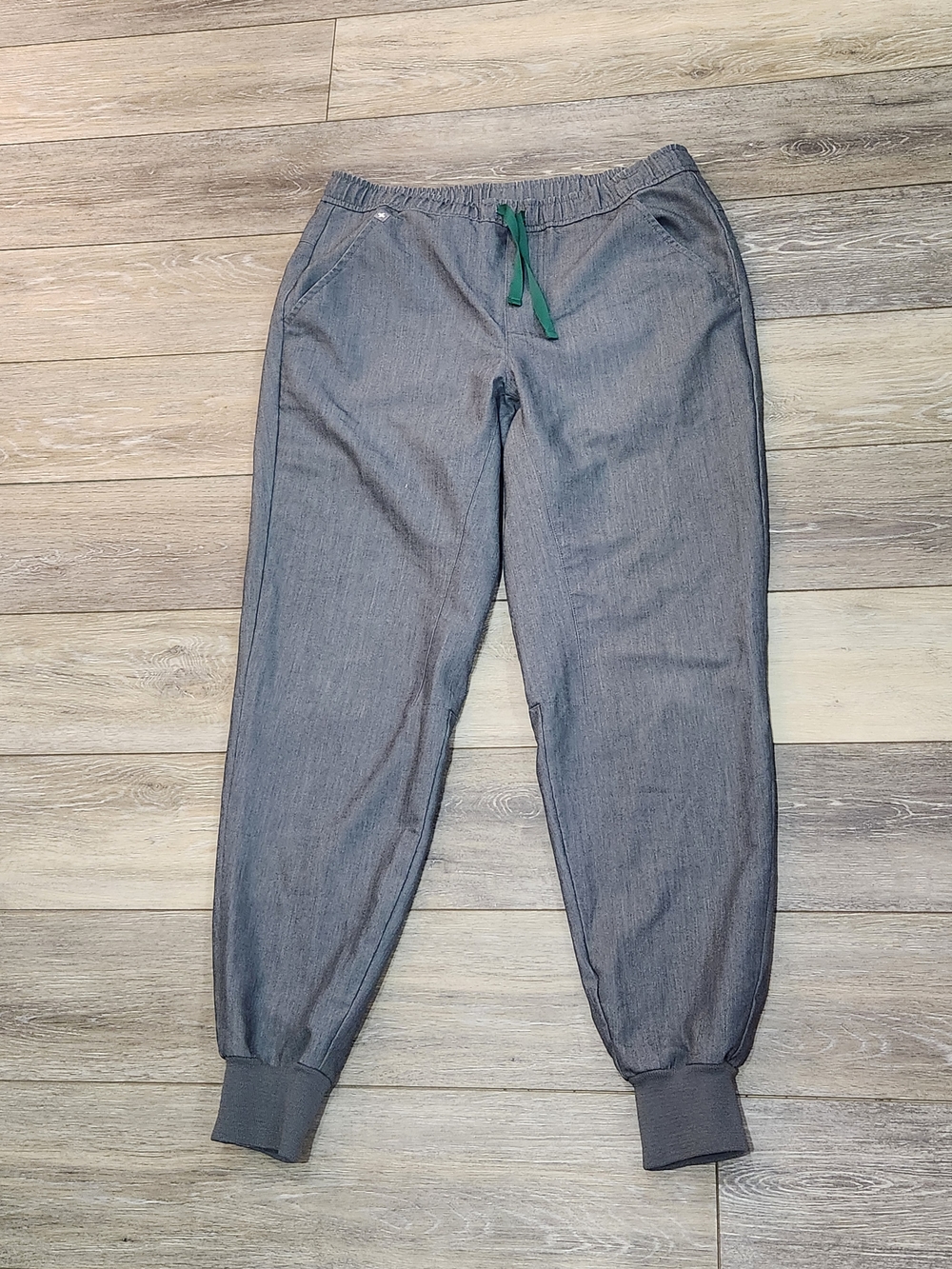 Figs Men's Gray Jogger Scrub Pants with Green Drawstring Size M